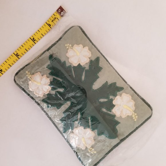 Quilted Tissue Holder - Hawaiian Quilt - Flower - Picture 2 of 3